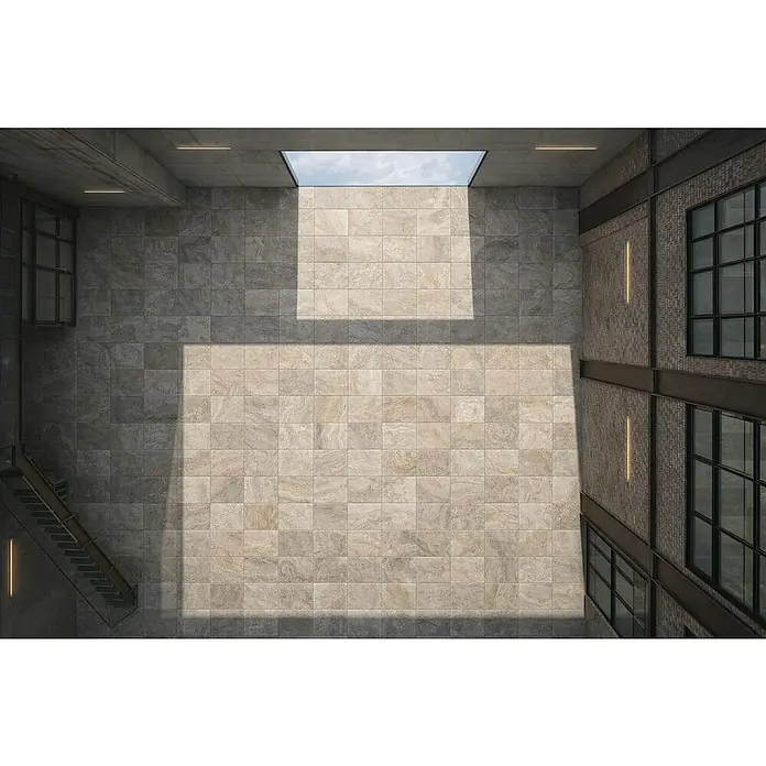 Terrassenfliese Porcea - 60 x 90 x 2 cm, Eramosa, Matt - Blick von oben auf ein geräumiges Atrium mit hellen Fliesen, beleuchtet durch ein rechteckiges Oberlicht.