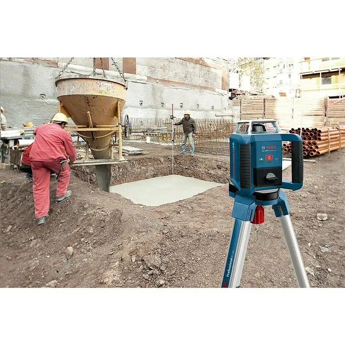 Bosch Professional Rotationslaser GRL 400 H PRO SET - Max. Arbeitsbereich mit Empfänger: 400 m, Mit Batterien - Blauer und schwarzer Bosch GRL 500 H Professional Rotationslaser auf silbernem Stativ, zur Betonnivellierung auf einer Baustelle.