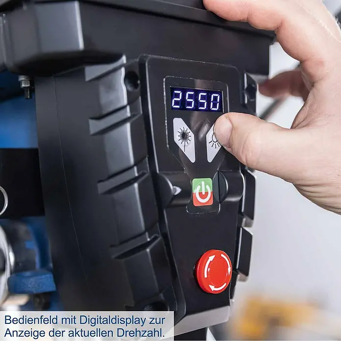 Scheppach Tischbohrmaschine TBM300 Vario - 750 W, Leerlaufdrehzahl: 1.450 U/min, Spannweite Bohrfutter: 16 mm - Schwarzes Bedienfeld mit Digitalanzeige '2550' U/min, beleuchteten Funktionsknöpfen. Eine Hand bedient es.