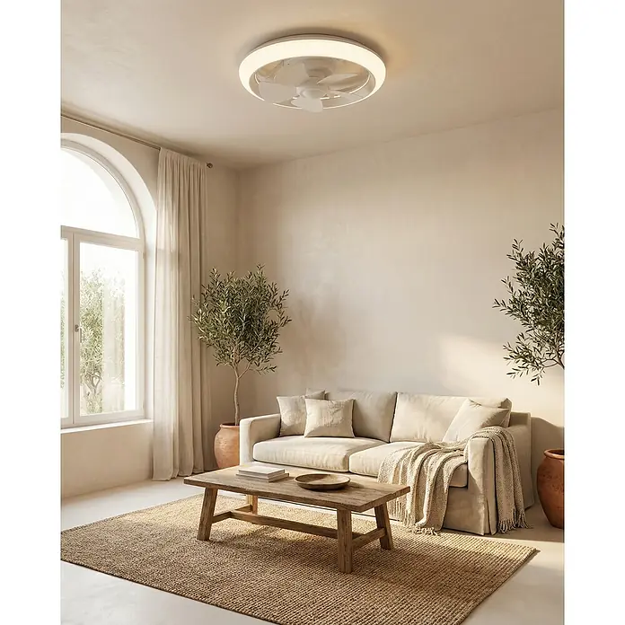Eglo Deckenventilator Fernandina - Weiß, 38 cm, 30 W, RGB - Weißer Deckenventilator mit integrierter Leuchte, in einem modernen Wohnzimmer montiert.