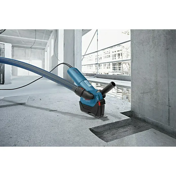 Bosch Professional Absaugvorrichtung GDE 125 EA-S - Passend für: Bosch Professional Winkenschleifer GWS 600 - GWS 880/GWS 6-125/GWS 7-125, Bosch Professional Akku-Winkelschleifer GWS 18-125 V-LI - Der Bosch Professional Mauernutfräse in Aktion, mit blauem Gehäuse und Staubsaugerschlauch, für präzise Arbeiten.