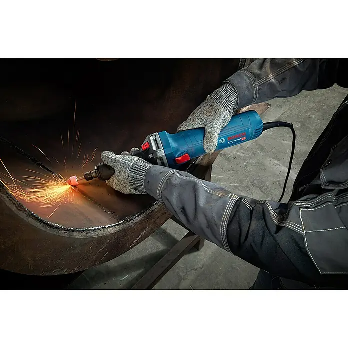 Bosch Professional Geradschleifer GGS 30 LS - 750 W, Leerlaufdrehzahl: 7.000 U/min - 33.000 U/min - Blauer Bosch Professional Geradschleifer wird von behandschuhten Händen zum Schleifen einer Metalloberfläche mit hellen Funken verwendet.