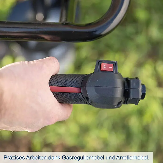 Scheppach Erdbohrer EB2000 - 1.450 W, Durchmesser Bohrer: 100 mm - Hand hält schwarzen Werkzeuggriff mit rotem Gasregulierhebel und Ein-/Ausschalter für präzise Steuerung.