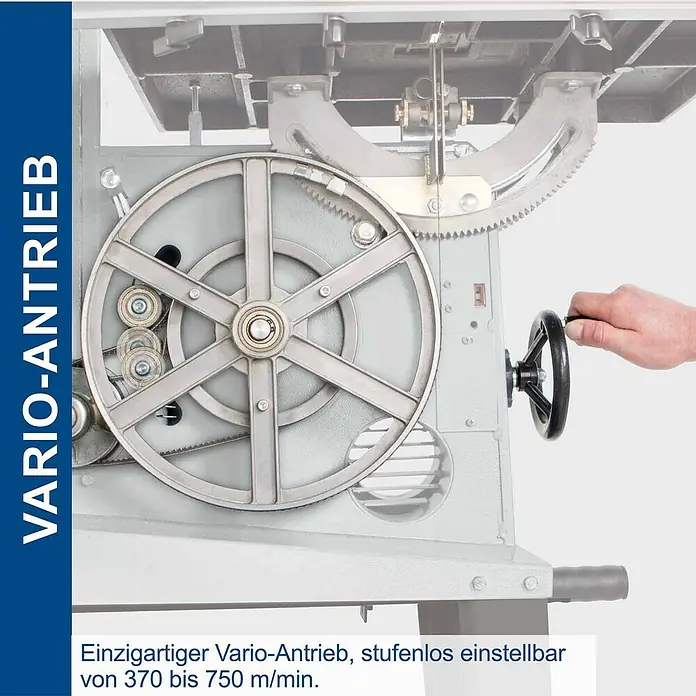 Scheppach Bandsäge Basa 3.0 v - 700 W, Durchlasshöhe: 205 mm, Durchlassbreite: 306 mm - Grauer Metall-Vario-Antrieb mit mehreren Riemenscheiben und Riemen. Eine Hand verstellt ein schwarzes Stellrad.