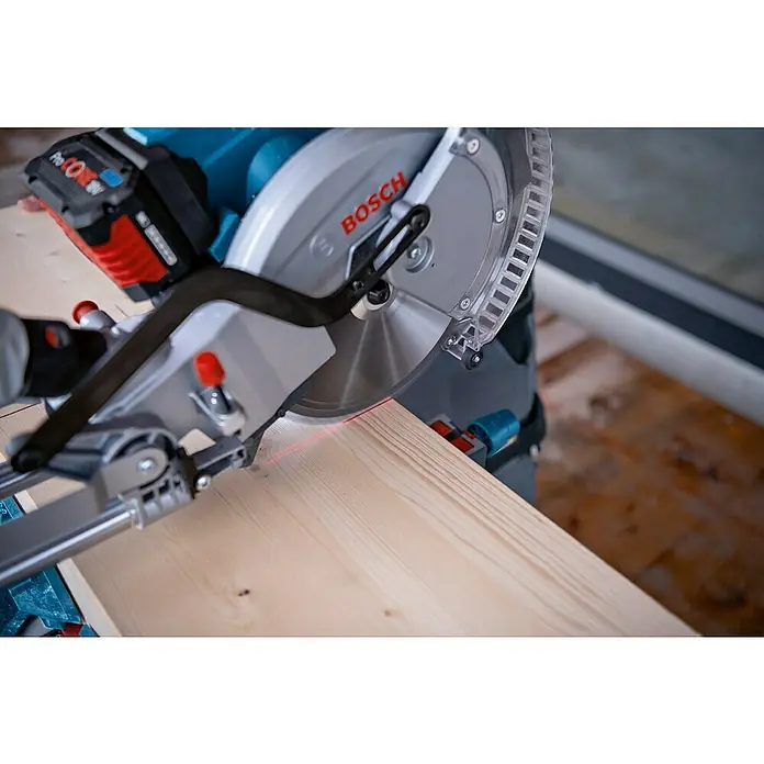 Bosch Professional AMPShare 18V Akku-Kapp- & Gehrungssäge GCM 18V-254 D - 18 V, Ohne Akku, 4.500 U/min - Kabellose Bosch Gehrungssäge mit roter Laserführung schneidet ein helles Holzbrett.