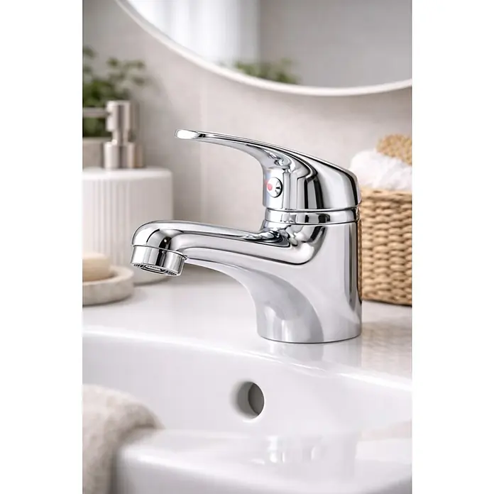 Rousseau Memphis Grifo de lavabo - Cromo, Resplandeciente - Grifo de baño cromado brillante con monomando, instalado en un lavabo de cerámica blanco.