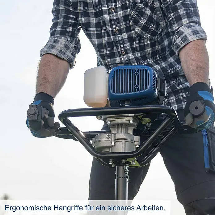 Scheppach Erdbohrer EB2000 - 1.450 W, Durchmesser Bohrer: 100 mm - Person bedient Erdbohrer mit blauem Motor und ergonomischen schwarzen Griffen für sicheres Arbeiten.