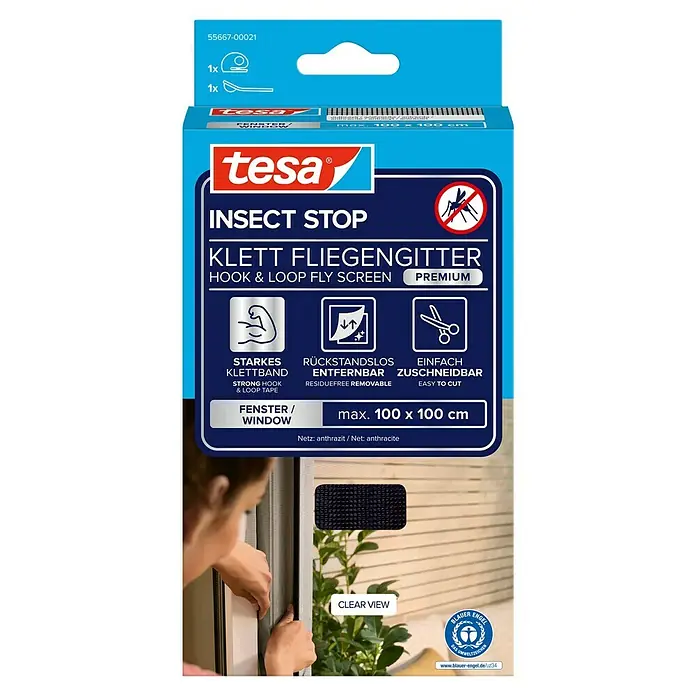 Tesa Insect Stop Insektenschutzgitter Premium - B x H: 100 x 100 cm, Anthrazit, Montage Insektengitter: Ankletten - tesa Insect Stop Klett Fliegengitter in Anthrazit, max. 100x100cm. Verpackung zeigt Merkmale & Installation an einem Fenster durch eine Person.
