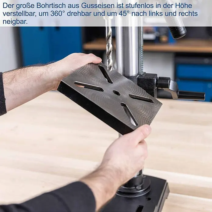 Scheppach Tischbohrmaschine TBM250 Vario - 600 W, Leerlaufdrehzahl: 1.490 U/min, Spannweite Bohrfutter: 3 mm - 13 mm - Großer, dunkler Gusseisen-Bohrtisch wird an einer Bohrmaschine positioniert.