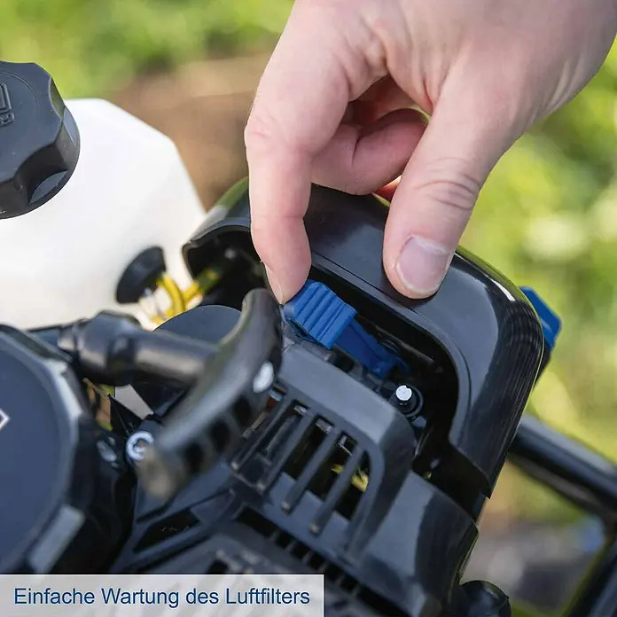 Scheppach Erdbohrer EB2000 - 1.450 W, Durchmesser Bohrer: 100 mm - Eine Hand drückt eine blaue Lasche an einer schwarzen Motorabdeckung für einfachen Luftfilterzugang eines Gartengeräts.