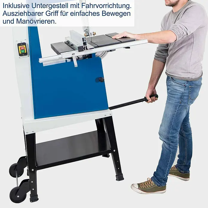 Scheppach Bandsäge Basa 3.0 v - 700 W, Durchlasshöhe: 205 mm, Durchlassbreite: 306 mm - Blaue und weiße Bandsäge mit schwarzem Untergestell, Rädern und ausziehbarem Griff, von einer Person bewegt.
