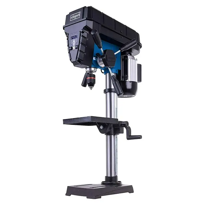 Scheppach Tischbohrmaschine TBM250 Vario - 600 W, Leerlaufdrehzahl: 1.490 U/min, Spannweite Bohrfutter: 3 mm - 13 mm - Schwarz-blaue Scheppach Säulenbohrmaschine mit silberner Säule, verstellbarem Tisch und Digitalanzeige.