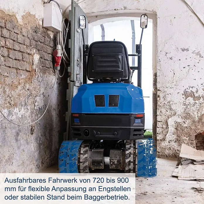 Scheppach Minibagger EXC1400 + Artikelnr. 33989947 gratis hinzufügen* - 8,5 kW, Benzin, Auslegerschwenkbereich: 45 ° - 85 ° - Blauer und schwarzer Minibagger mit ausfahrbarem Fahrwerk in einem engen Innenraum, betont seine kompakte Wendigkeit.