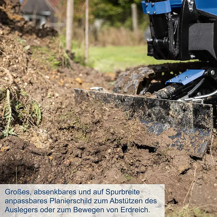 Scheppach Minibagger EXC1400 + Artikelnr. 33989947 gratis hinzufügen* - 8,5 kW, Benzin, Auslegerschwenkbereich: 45 ° - 85 ° - Nahaufnahme eines schmutzigen schwarzen Planierschilds an einem Kompaktbagger, das Erde und Schutt bewegt.