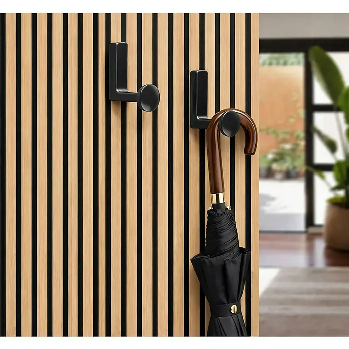 Rei Garderobenhaken C8725 - L x B x H: 47 x 27 x 65 mm, Zinkdruckguss, Schwarz, 2 Stk. - Zwei schwarze Haken an einer vertikalen Holzlamellenwand, einer hält einen schwarzen Regenschirm.