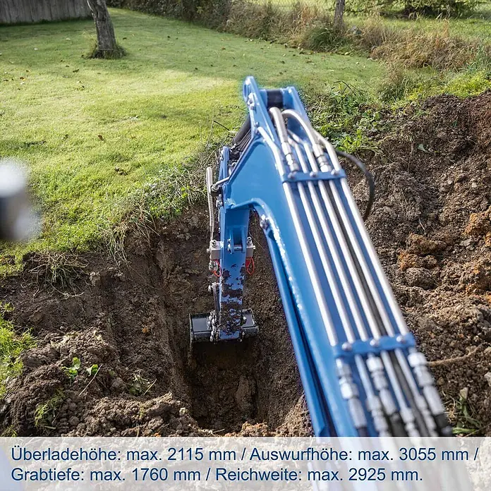 Scheppach Minibagger EXC1400 + Artikelnr. 33989947 gratis hinzufügen* - 8,5 kW, Benzin, Auslegerschwenkbereich: 45 ° - 85 ° - Blauer Minibaggerarm mit Schaufel gräbt einen tiefen Graben in einem Rasenbereich.
