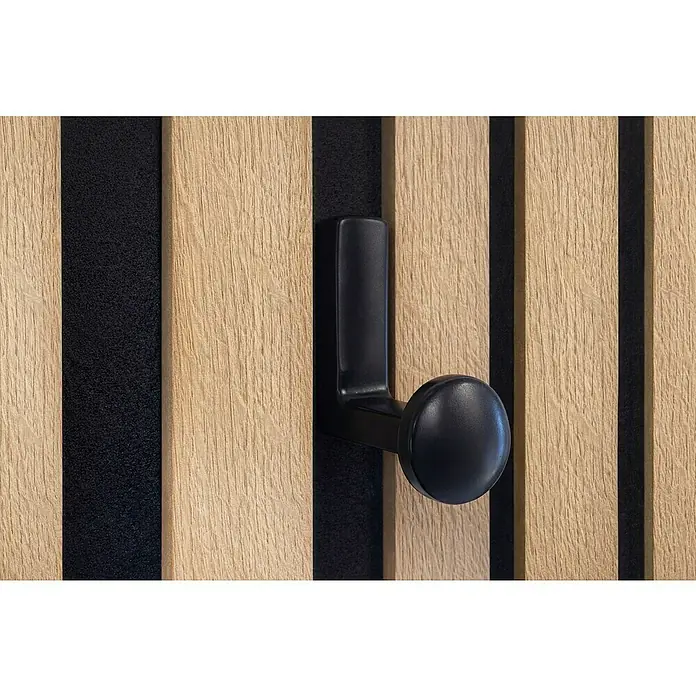 Rei Garderobenhaken C8725 - L x B x H: 47 x 27 x 65 mm, Zinkdruckguss, Schwarz, 2 Stk. - Ein matter schwarzer Haken, montiert auf einer hellen Holzlamellenwand mit dunklem Filz.