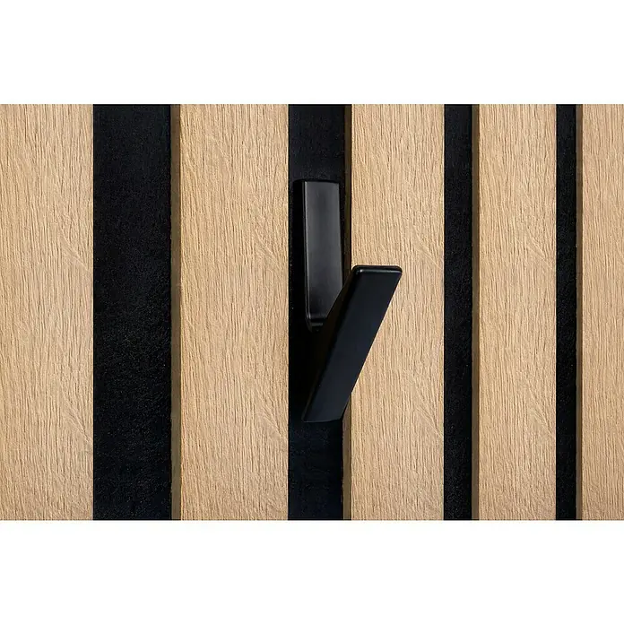 Rei Garderobenhaken C8728 - L x B x H: 40 x 14 x 78 mm, Zinkdruckguss, Schwarz, 2 Stk. - Matt schwarzer Kleiderhaken, an einer hellen Holz-Akustikpaneelwand montiert und zur Nutzung abgewinkelt.