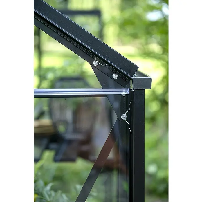 Halls Gewächshaus Popular 106 - Außenmaß inkl. Dachüberstand (B x T): 193 x 319 cm, Blankglas, 3 mm, Schwarz - Schwarzer Aluminium-Gewächshausrahmen mit transparenten Platten, mit Metallklammern befestigt.