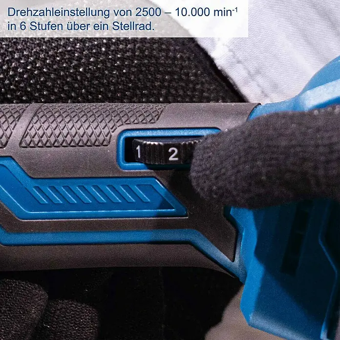 Scheppach IXES 20V Akku-Winkelschleifer C-ATB15/1-X - 1 Akku, 4 Ah, Durchmesser Scheibe: 125 mm - Behandschuhte Hand stellt den schwarzen Drehschalter eines blau-schwarzen Elektrowerkzeugs ein. Der Schalter zeigt '1' und '2' für die Geschwindigkeitseinstellung.