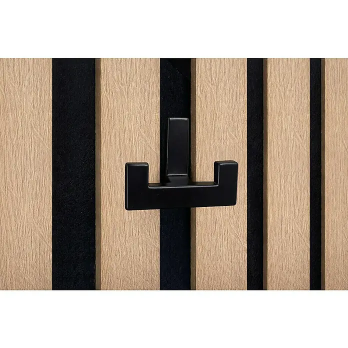 Rei Garderobenhaken C8732 - L x B x H: 35 x 47 x 35 mm, Metall, Schwarz - Schwarzer U-förmiger Haken mit matter Oberfläche, montiert an einer Holzlamellenwand.