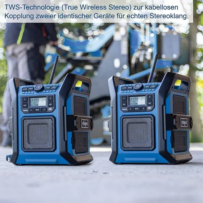 Scheppach Akku-Baustellenradio C-DAB30-X - 20 V, 1 Akku, 2 Ah - Zwei robuste, blau-schwarze tragbare Radios auf Beton, kabellos für Stereoklang in einer Arbeitsumgebung gekoppelt.