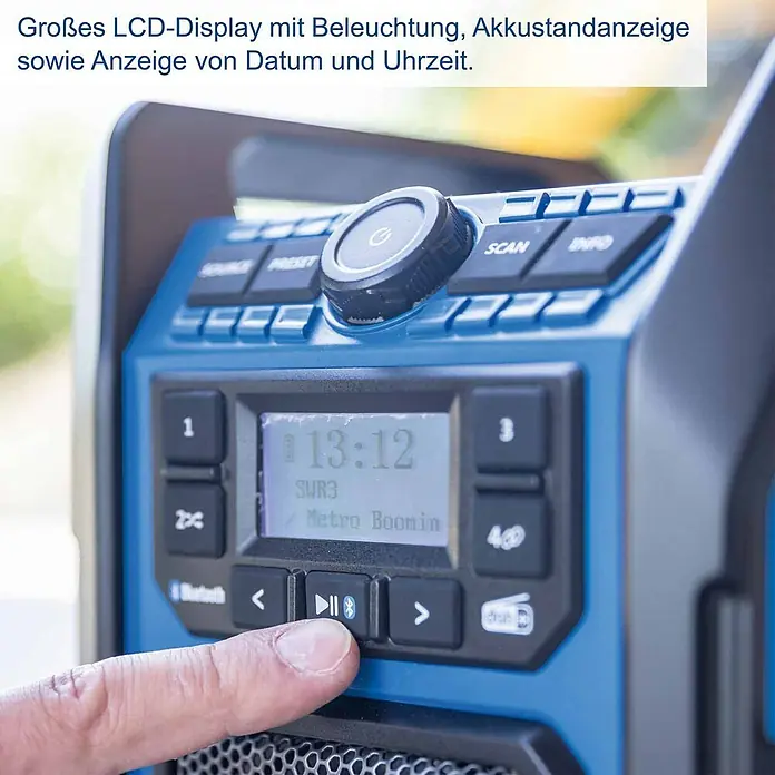 Scheppach Akku-Baustellenradio C-DAB30-X - 20 V, 1 Akku, 2 Ah - Blau-schwarzes tragbares Radio mit LCD-Display, das Uhrzeit und Sender anzeigt, und einer Hand, die eine Taste drückt.