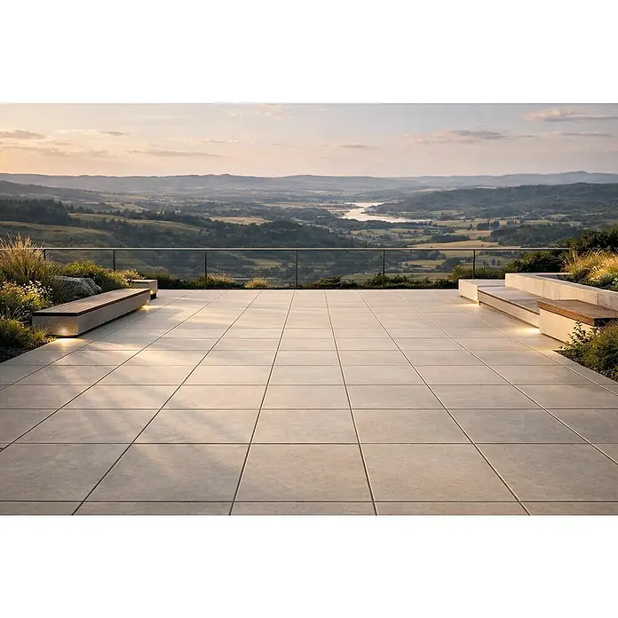 Terrassenfliese Portland - 60 x 60 x 2 cm, Ice, Matt - Große helle Outdoor-Terrassenfliesen auf einer Terrasse mit Sitzbänken und Talblick.