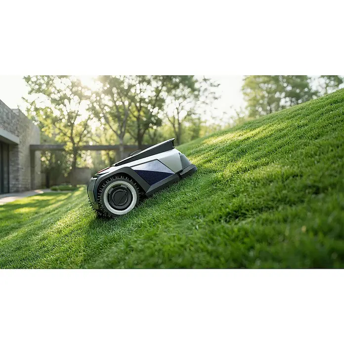 Litheli Mähroboter U20RL500SA - 500 m², Schnittbreite: 20 cm, Kamera-gestützte Navigation - Ein moderner Mähroboter, silber und blau gemustert, fährt einen steilen Grashang in einem Garten hinauf.