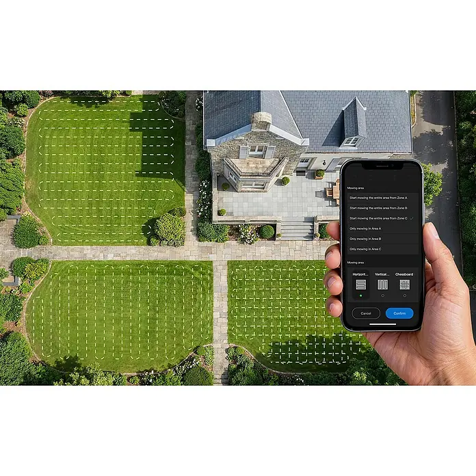 Litheli Mähroboter U20RL500SA - 500 m², Schnittbreite: 20 cm, Kamera-gestützte Navigation - Hand hält schwarzes Smartphone mit smarter Mäh-App. Sie zeigt auswählbare Zonen und Muster (horizontal, vertikal, Schachbrett) für den Rasen.