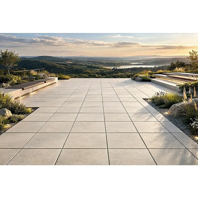 Terrassenfliese Portland - 60 x 60 x 2 cm, Ice, Matt - Helle, quadratische Pflasterplatten bilden eine geräumige Außenterrasse mit integrierten Bänken, Landschaftsgestaltung und Panoramablick.
