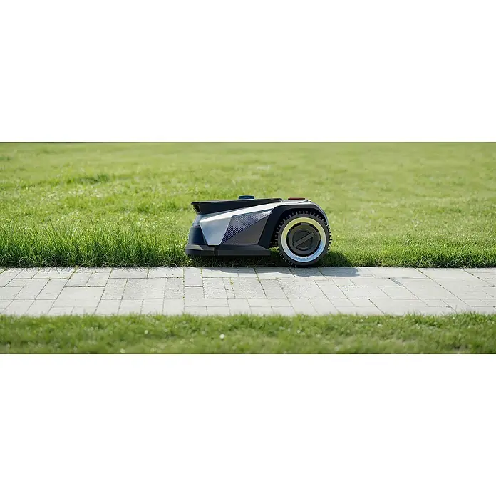 Litheli Mähroboter U20RL500SA - 500 m², Schnittbreite: 20 cm, Kamera-gestützte Navigation - Eleganter schwarz-silberner Mähroboter mit Karbonfaser-Details und einzigartigem Rad an der Kante eines gepflasterten Weges.