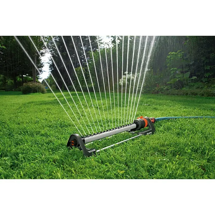 Gardena Viereckregner Aqua L - Max. Regnerfläche: 120 m² - 280 m² - Rasensprenger im Einsatz: Der oszillierende Regner sorgt für eine gleichmäßige Bewässerung des Rasens im Garten.