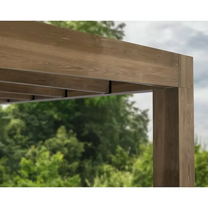 Palram – Canopia Terrassenüberdachung Helsinki - B x T: 535 x 300 cm, Braun - Ecke einer Holzpergola mit natürlicher brauner Oberfläche, bestehend aus horizontalen Balken und einem vertikalen Pfosten.