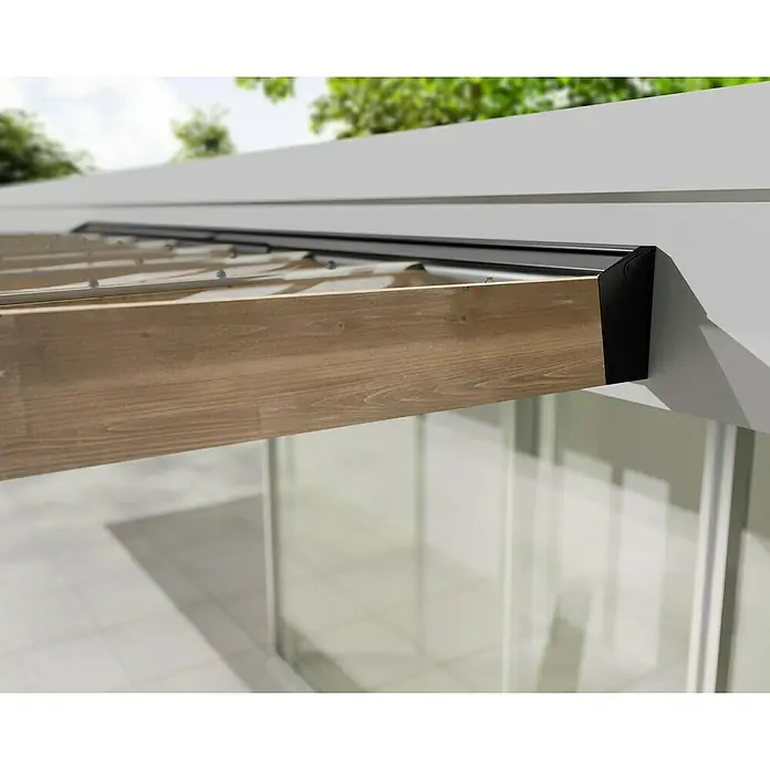 Palram – Canopia Terrassenüberdachung Helsinki - B x T: 535 x 300 cm, Braun - Holzpergola mit schwarzer Verkleidung an einem Gebäude.