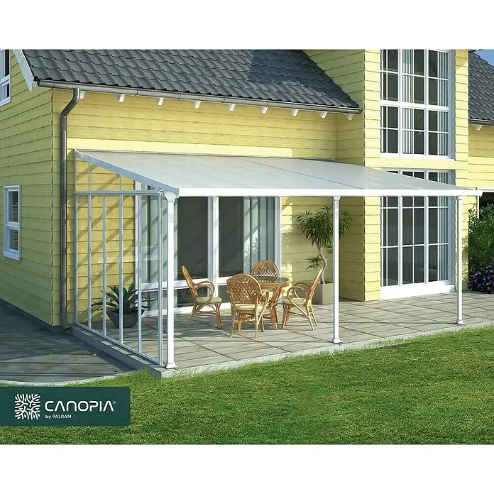 Palram – Canopia Seitenwand - Weiß, Passend für: Palram – Canopia Terrassenüberdachungen 4m Tiefe - Weiße Terrassenüberdachung mit transluzentem Dach an einem gelben Haus, schützt Gartenmöbel.