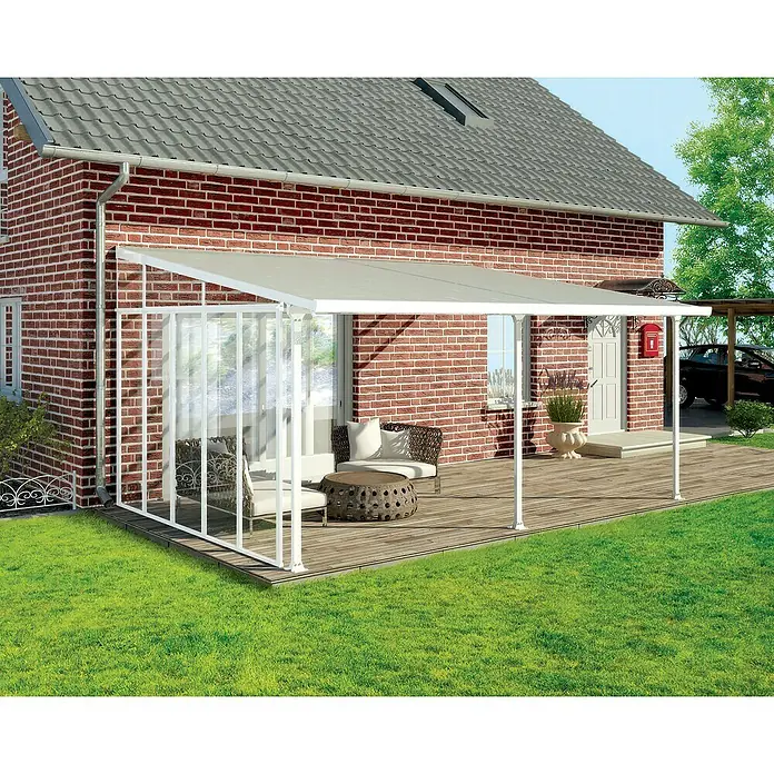 Palram – Canopia Seitenwand - Weiß, Passend für: Palram – Canopia Terrassenüberdachungen 4m Tiefe - Weiße Terrassenüberdachung mit transparenten Seitenwänden an einem Ziegelhaus, um eine Terrasse mit Gartenmöbeln.