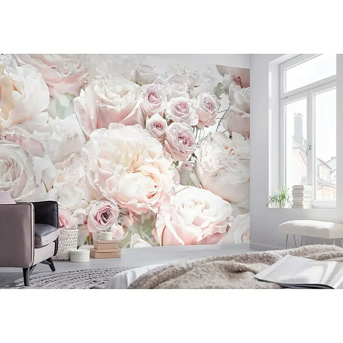 Komar Fototapete Spring Roses - 8 -tlg., B x H: 368 x 254 cm, Papier - Nahaufnahme eines Raumes mit einer Wandtapete mit rosa Rosen und Pfingstrosen für eine romantische Atmosphäre.