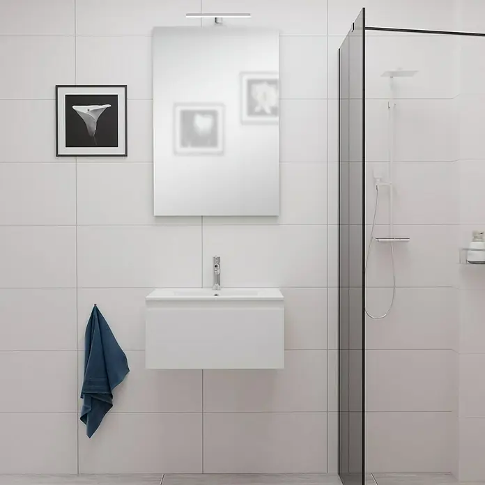 Camargue Espacio Badmöbel-Set E2 - 60 cm, Gama weiß matt - Ein Badezimmerwaschbecken mit einem Spiegel und einer Dusche. Das Waschbecken ist weiß und hat eine moderne Form.