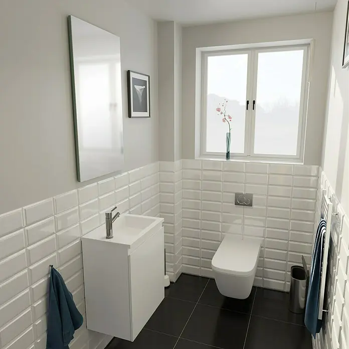 Camargue Espacio Badmöbel-Set C2 - 50 cm, Gama weiß matt - Ein Badezimmer mit einem weißen, wandmontierten Waschtischunterschrank, einer Toilette und einem großen Spiegel für ein modernes Ambiente.