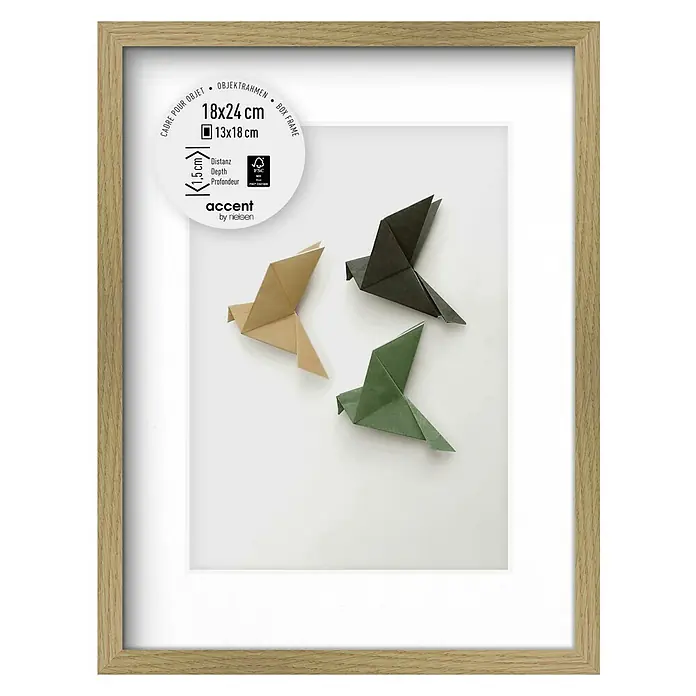 Accent Holzrahmen Objektrahmen Aura - 18 x 24 cm, Eiche - Heller Holz-Objektrahmen mit weißem Passepartout, für 3D-Objekte, mit Origami-Vögeln dargestellt.