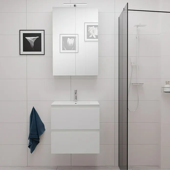 Camargue Espacio Waschtischunterschrank - 60 x 46 x 60 cm, 1 Einlegeboden, Gama weiß matt - Badezimmer-Interieur mit weißem Waschbeckenunterschrank, Spiegelschrank und Dusche.