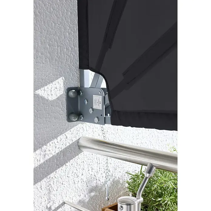 Sunfun Balkonfächer - Anthrazit, 1,4 x 1,4 m - Dunkelgrauer Balkonsichtschutz mit grauer Metall-Wandhalterung und einem silbernen Geländer.