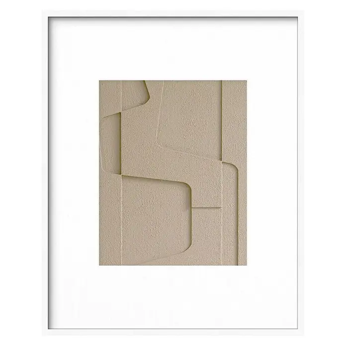 Accent Holzrahmen Objektrahmen Aura - 40 x 50 cm, Weiß - Weiß gerahmte abstrakte Kunst mit einer hellbraunen Strukturoberfläche und erhabenen geometrischen Linien.