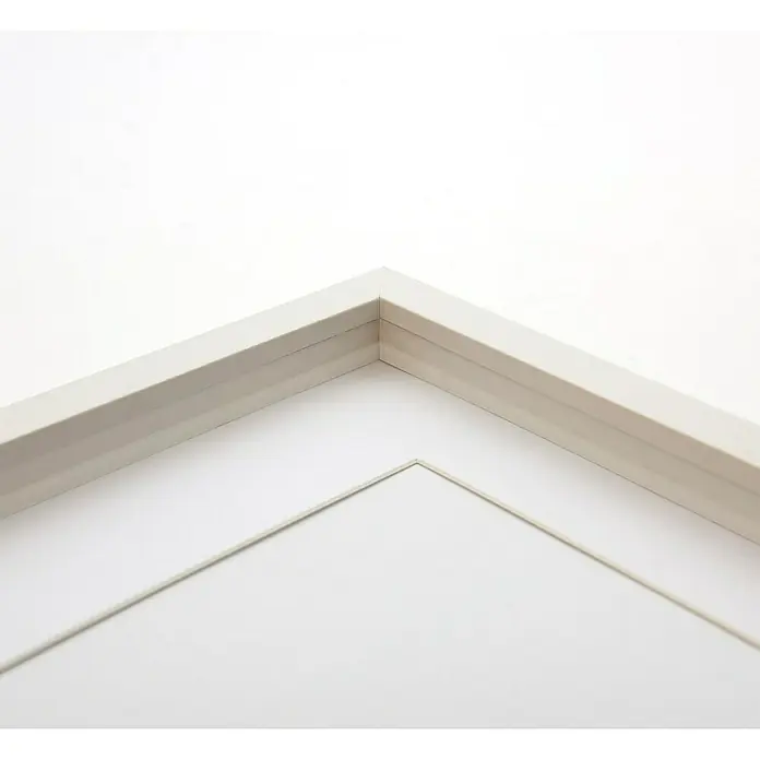 Accent Holzrahmen Objektrahmen Aura - DIN A4 / 21 x 29,7 cm, Weiß - Nahaufnahme einer weißen Bilderrahmen-Ecke mit weißem Passepartout.
