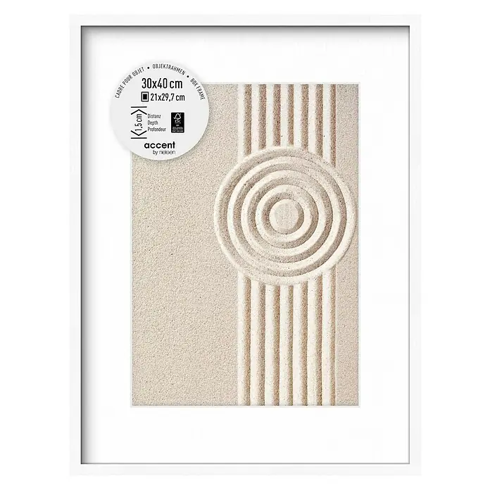 Accent Holzrahmen Objektrahmen Aura - 30 x 40 cm, Weiß - Weißer Objektrahmen mit Zen-Garten-Sandkunst, die geharkte Sandmuster aus konzentrischen Kreisen und parallelen Linien zeigt. Der Rahmen hat eine Tiefe von 1,5 cm.