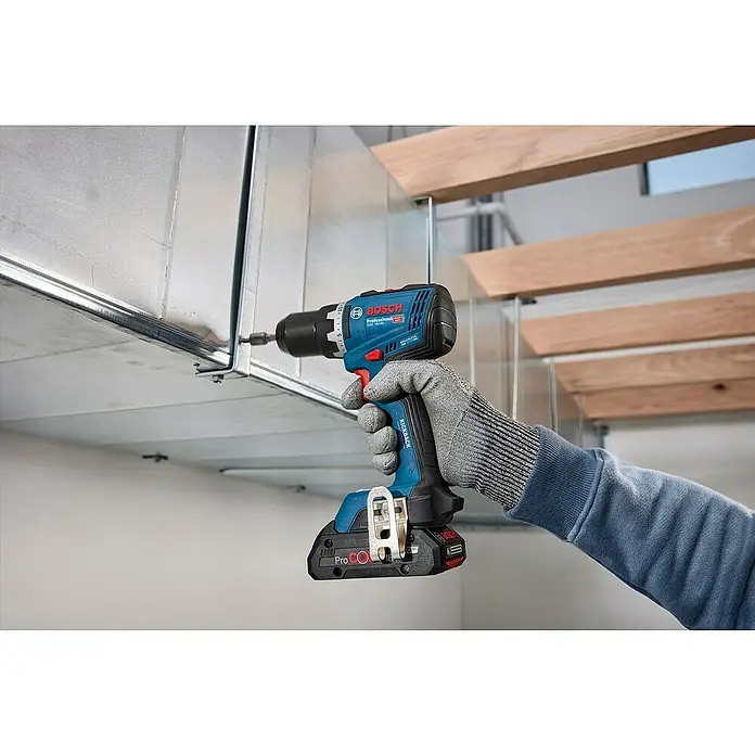 Bosch Professional AMPShare 18V Akku-Bohrschrauber GSR 18V-65 - 18 V, Ohne Akku, 76 Nm, Ohne Akku, mit L-BOXX - Behandschuhte Hand bohrt mit blauem Bosch Akku-Bohrschrauber in Metalllüftungskanal.