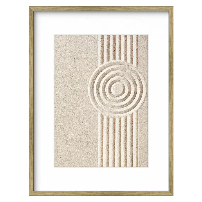 Accent Holzrahmen Objektrahmen Aura - 30 x 40 cm, Eiche - Gerahmter Druck einer beigen Zen-Sandgartenkunst mit Harkenlinien und konzentrischen Kreisen, in hellem Holzrahmen mit weißem Passepartout.