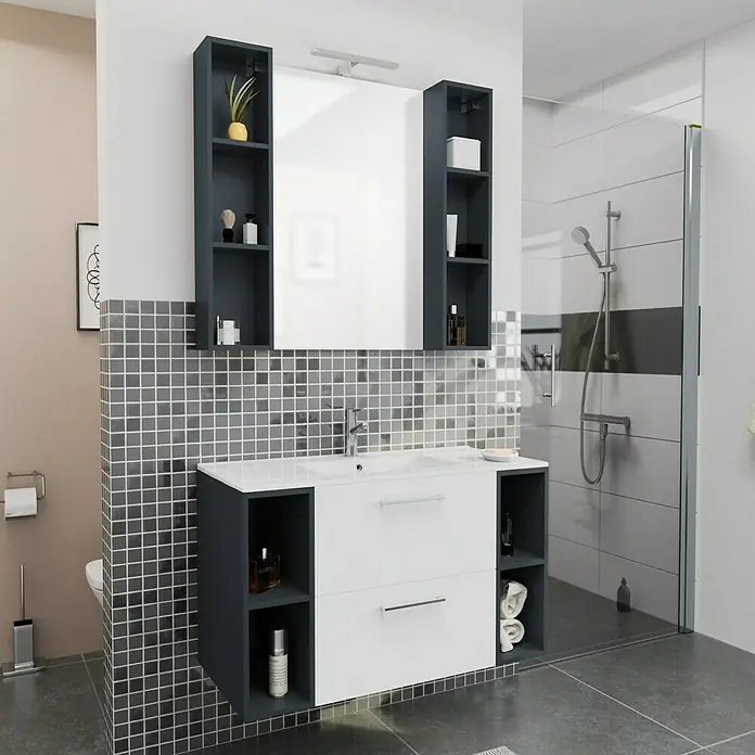 Camargue Espacio Badmöbel-Set i71 - 100 cm, Mira - Ein stilvolles Badezimmer-Waschtischset mit einem weißen Waschbeckenunterschrank und grauem Regal, ergänzt durch einen Spiegel und seitliche Regale.