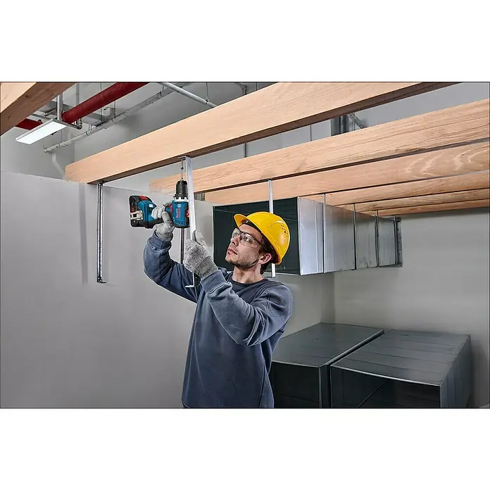 Bosch Professional AMPShare 18V Akku-Bohrschrauber GSR 18V-65 - 18 V, Ohne Akku, 76 Nm, Ohne Akku, mit L-BOXX - Mann im Helm benutzt einen blauen Bosch Akkubohrschrauber, um eine Metallhalterung an einem Holzbalken zu befestigen.